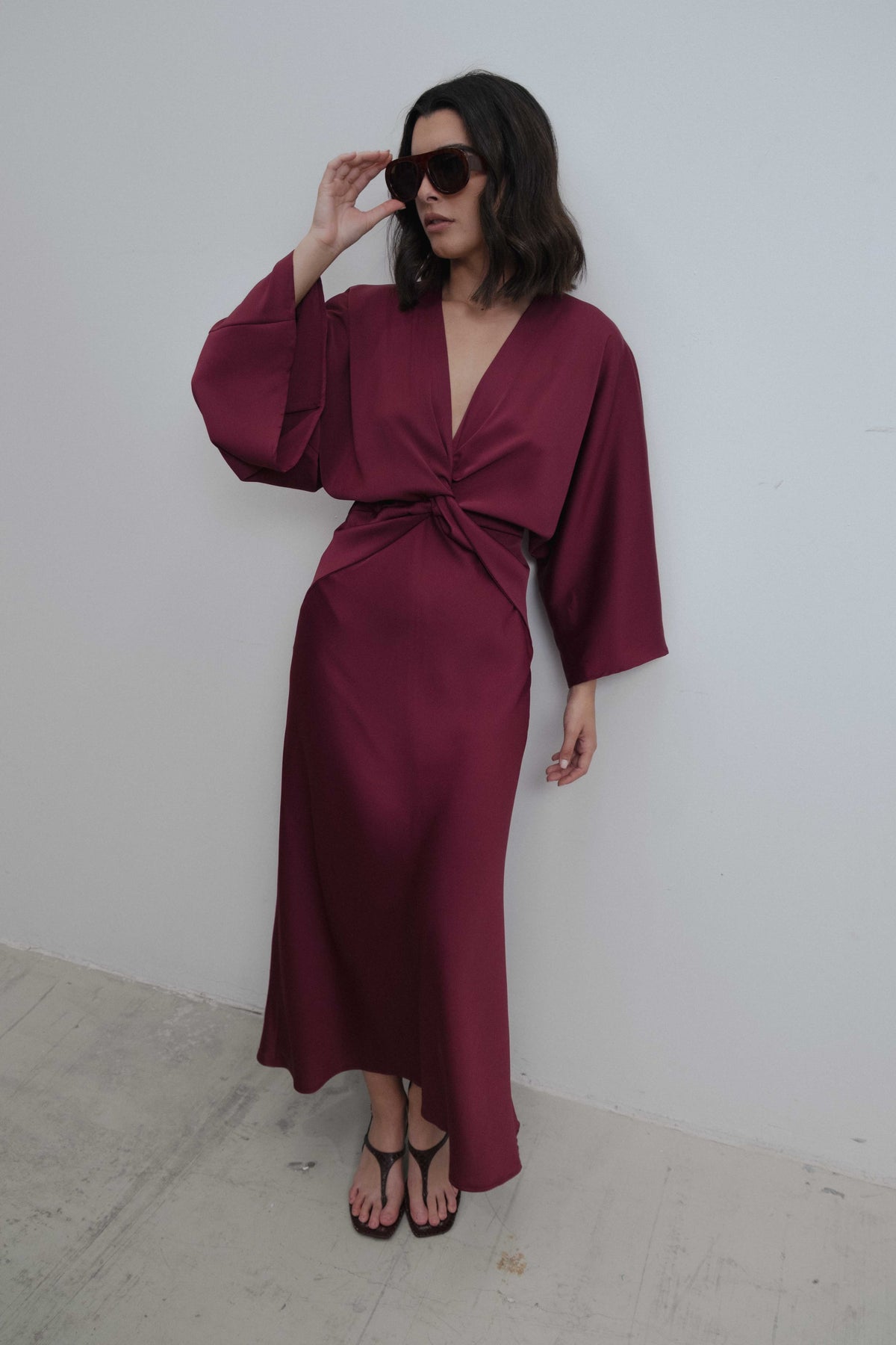 Vestido midi satinado con escote en pico, manga murciélago y detalle de nudo