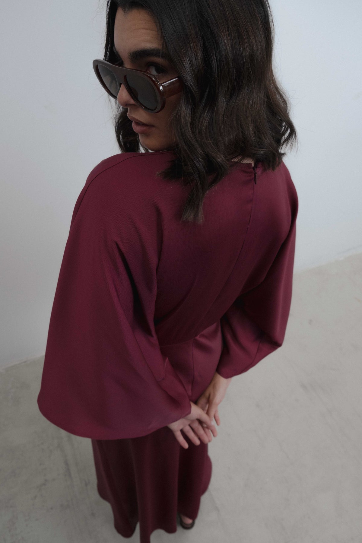Vestido midi satinado con escote en pico, manga murciélago y detalle de nudo