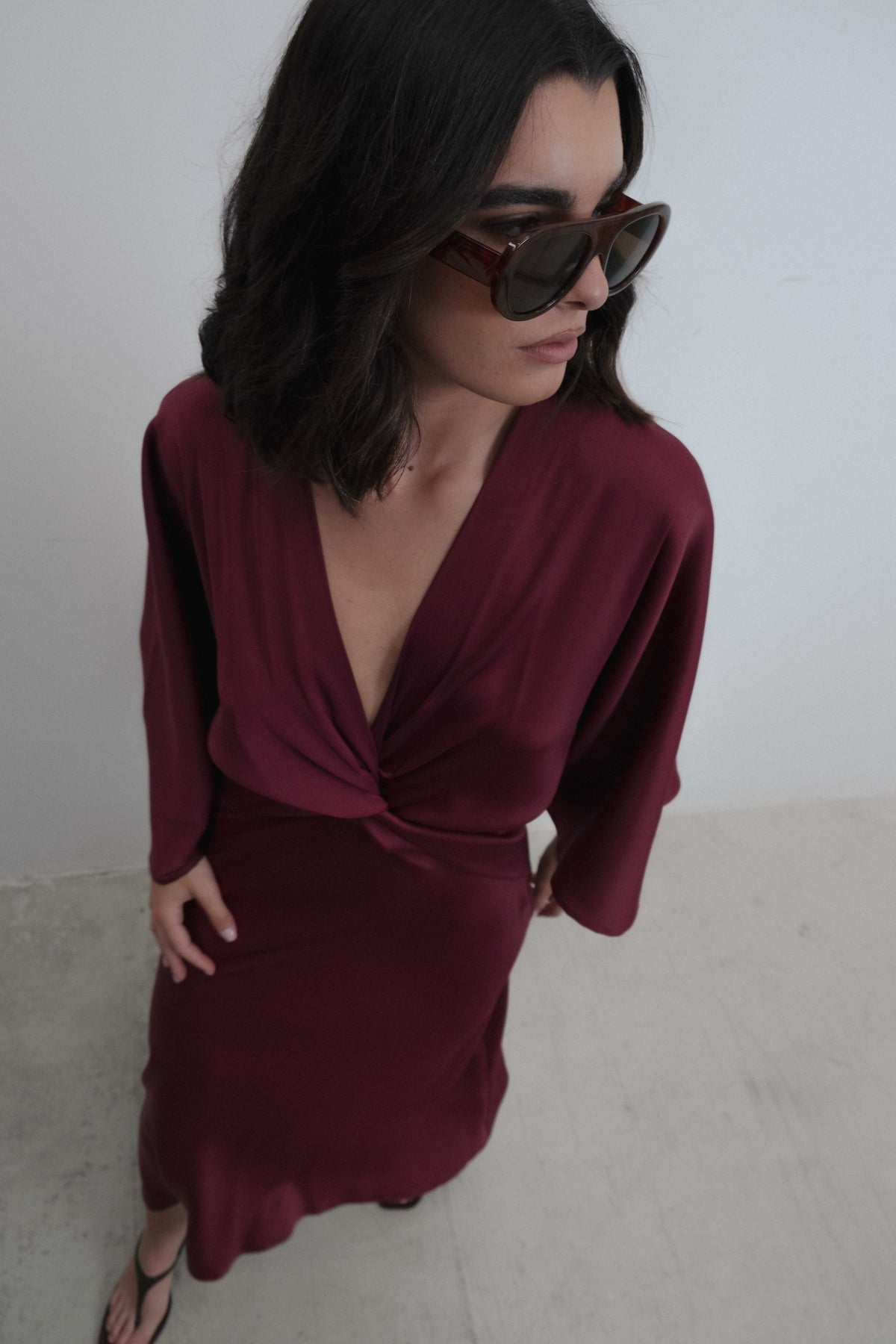 Vestido midi satinado con escote en pico, manga murciélago y detalle de nudo