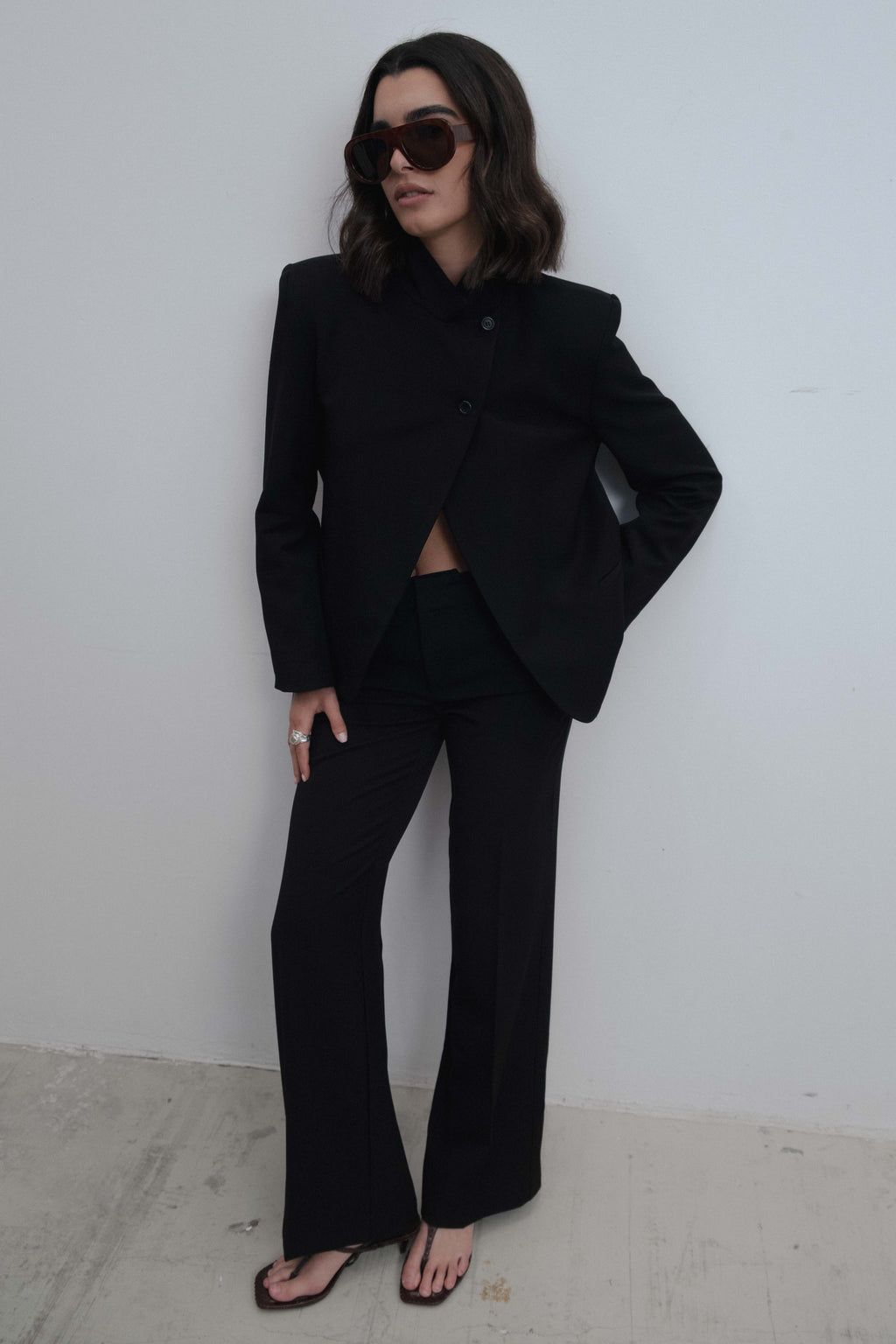 Pantalón recto de tiro bajo con raya planchada y bolsillos para mujer