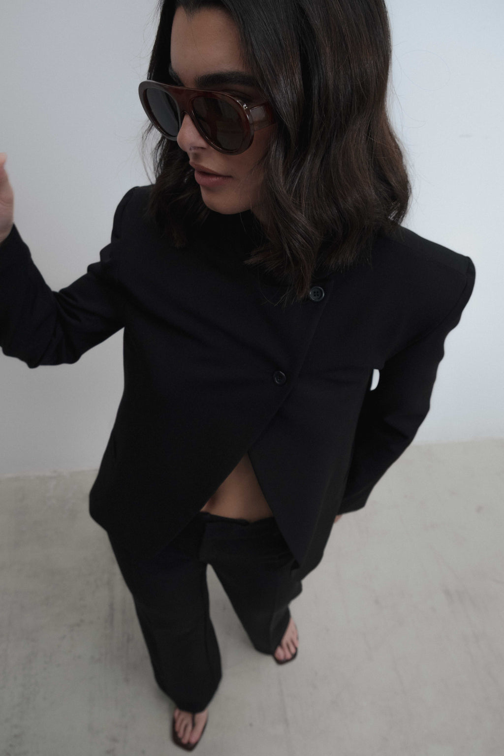 Blazer elegante de cuello alto con forro interior y cierre de botones