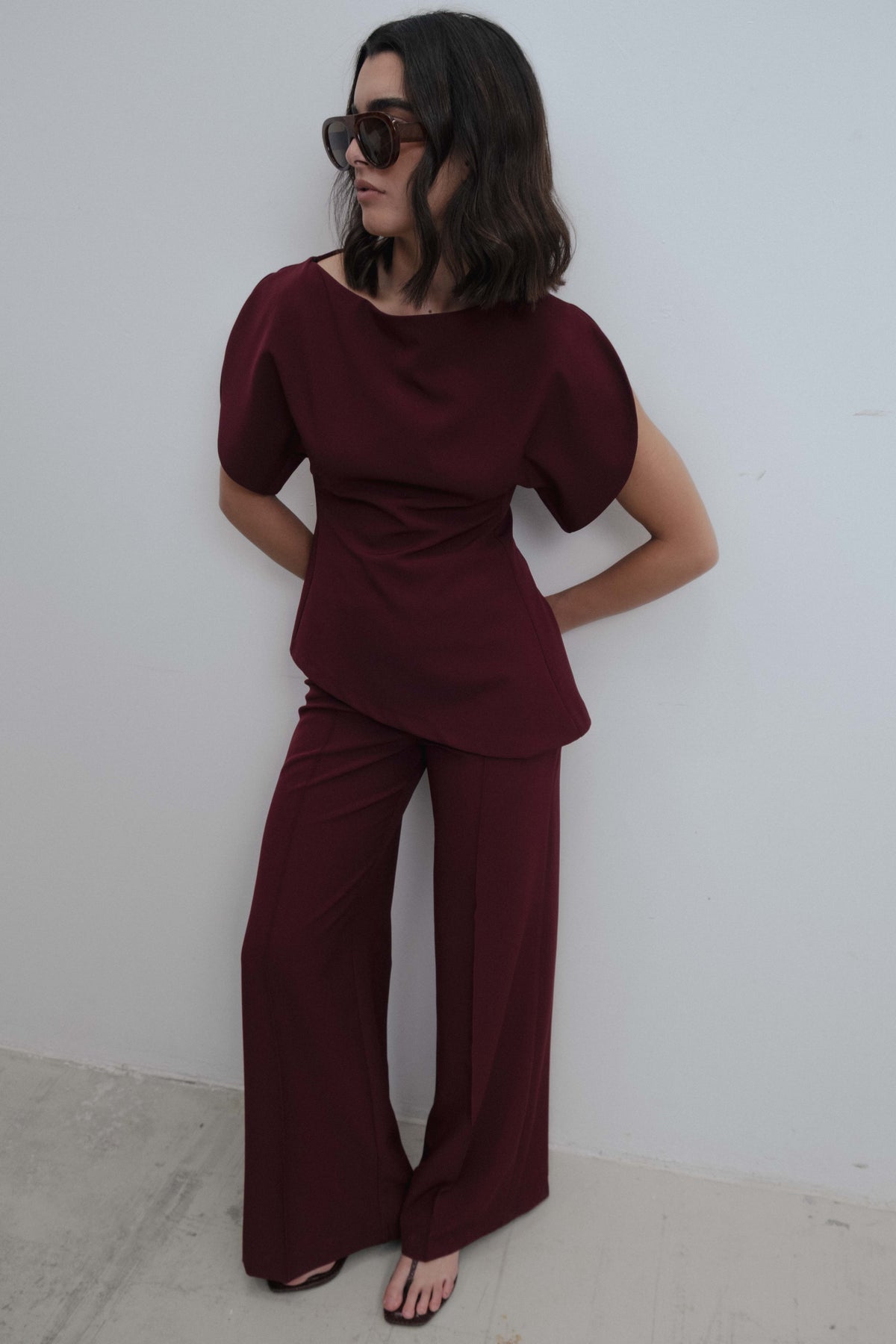 Pantalón fluido de tiro alto con pernera ancha y cierre lateral invisible para mujer
