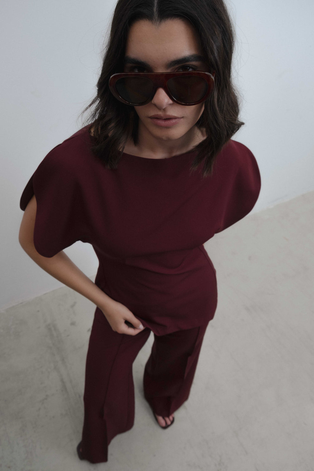 Pantalón fluido de tiro alto con pernera ancha y cierre lateral invisible para mujer
