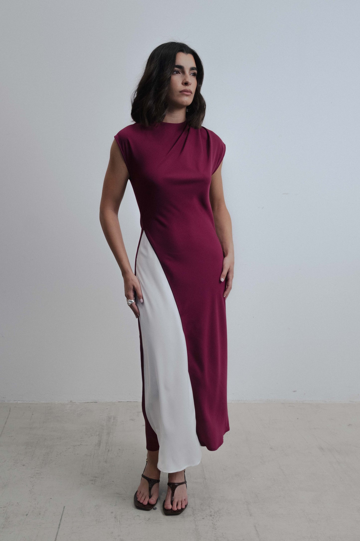Vestido midi combinado de manga sisa con pliegues en los hombros