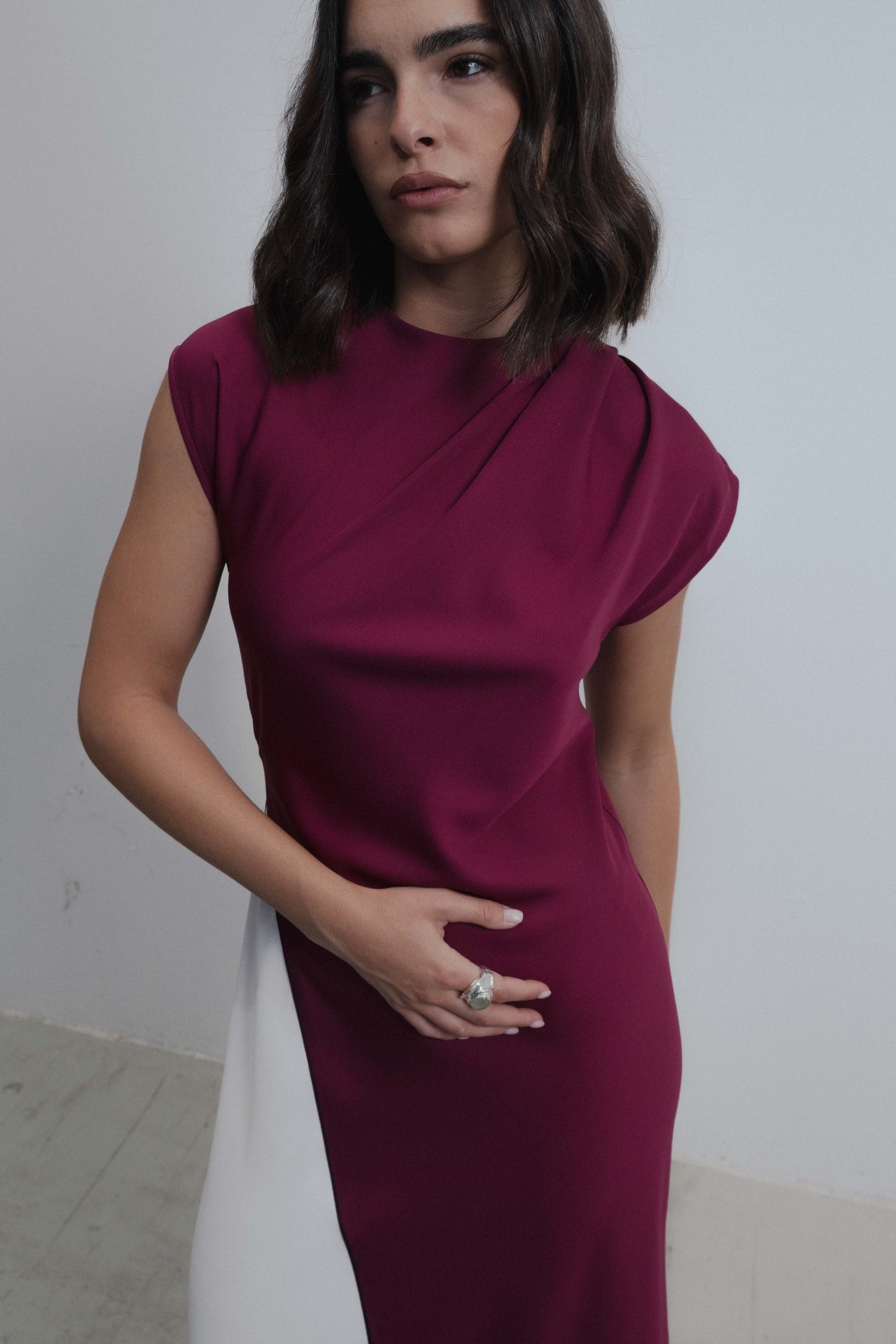 Vestido midi combinado de manga sisa con pliegues en los hombros