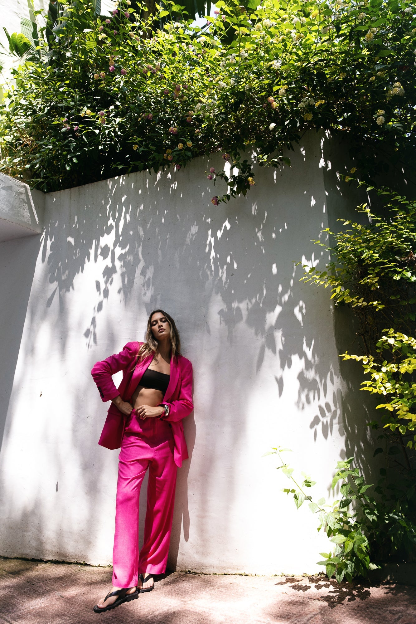 Pantalón de lino blanco roto de tiro alto. Pernera recta y pinzas frontales. Tejido fresco de lino y viscosa.