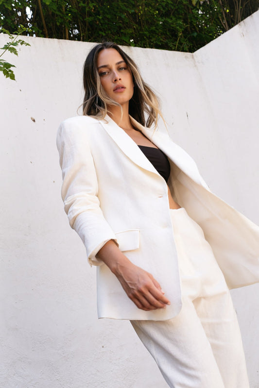 Blazer sastre de lino en color crudo. Cierre de botón único y solapa clásica. Ideal para verano. 55% Lino.