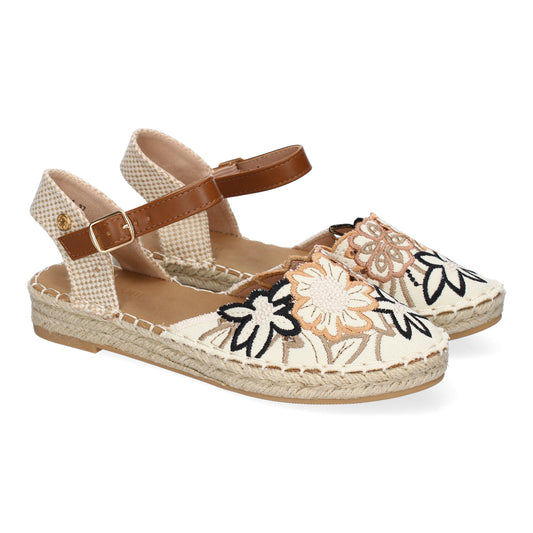 Sandalia negra con suela de yute, detalles bordados y diseño floral.