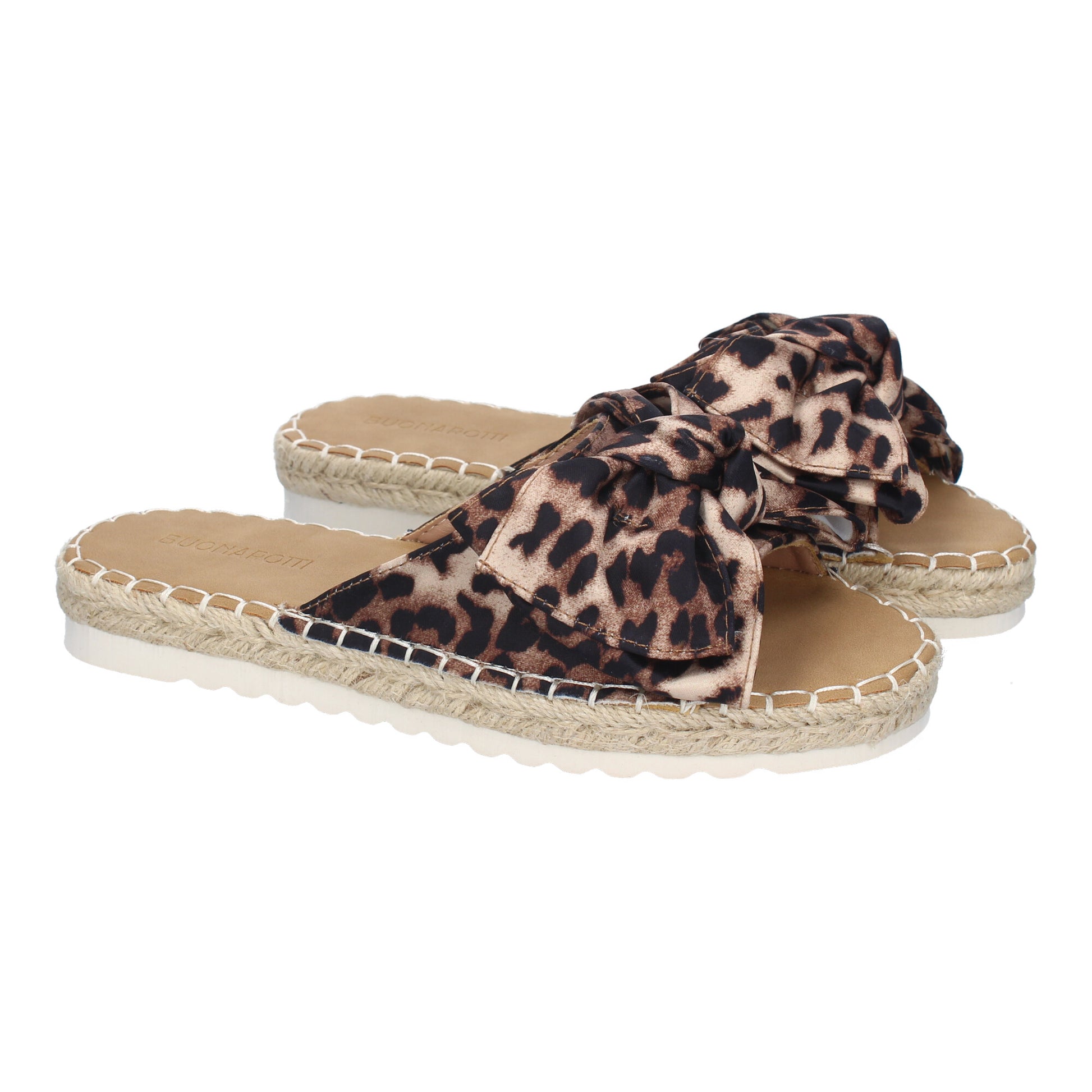 Sandalia plana de mujer con estampado de leopardo y lazo.