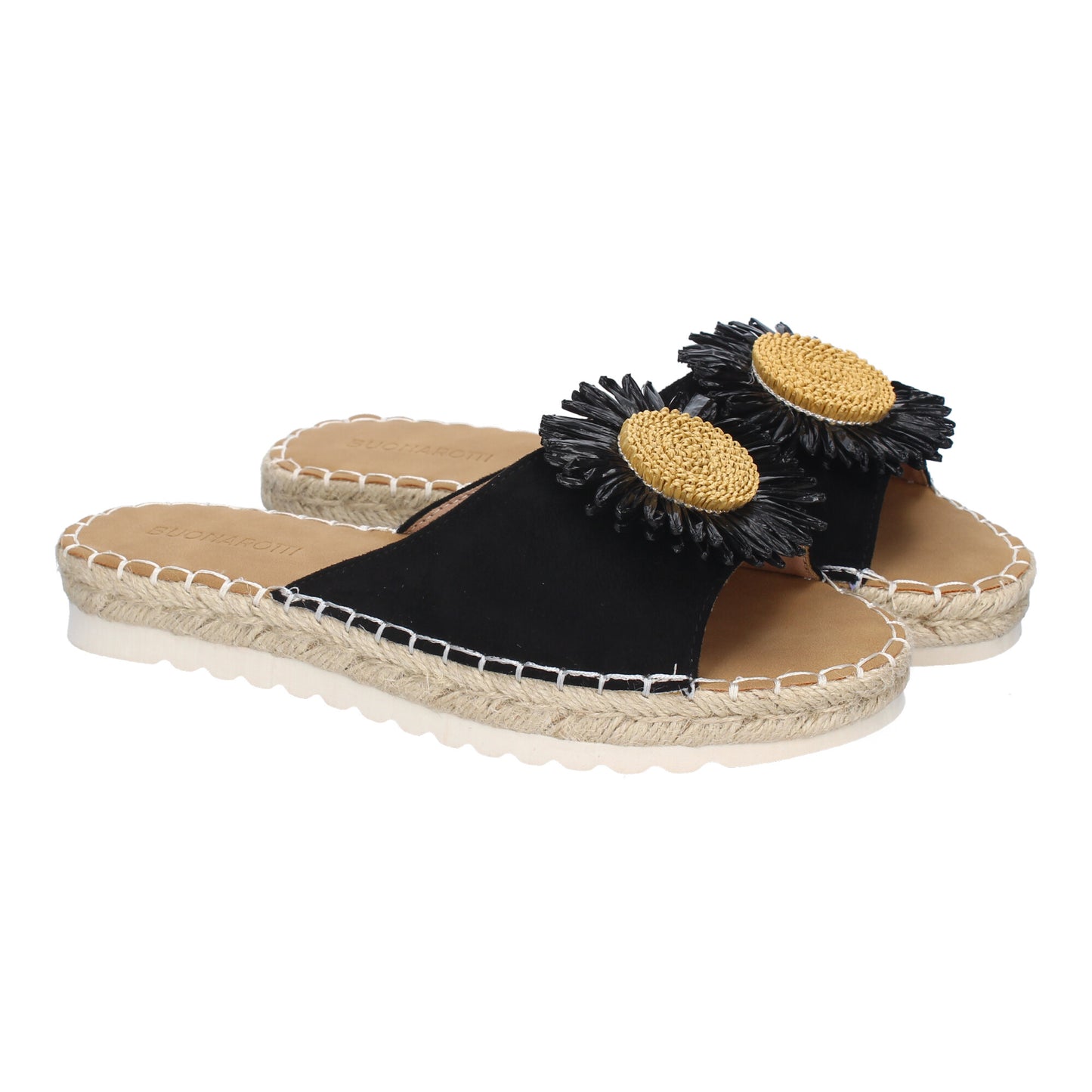 Sandalia plana para mujer en color negro, estilo veraniego, ligera y con adorno floral.