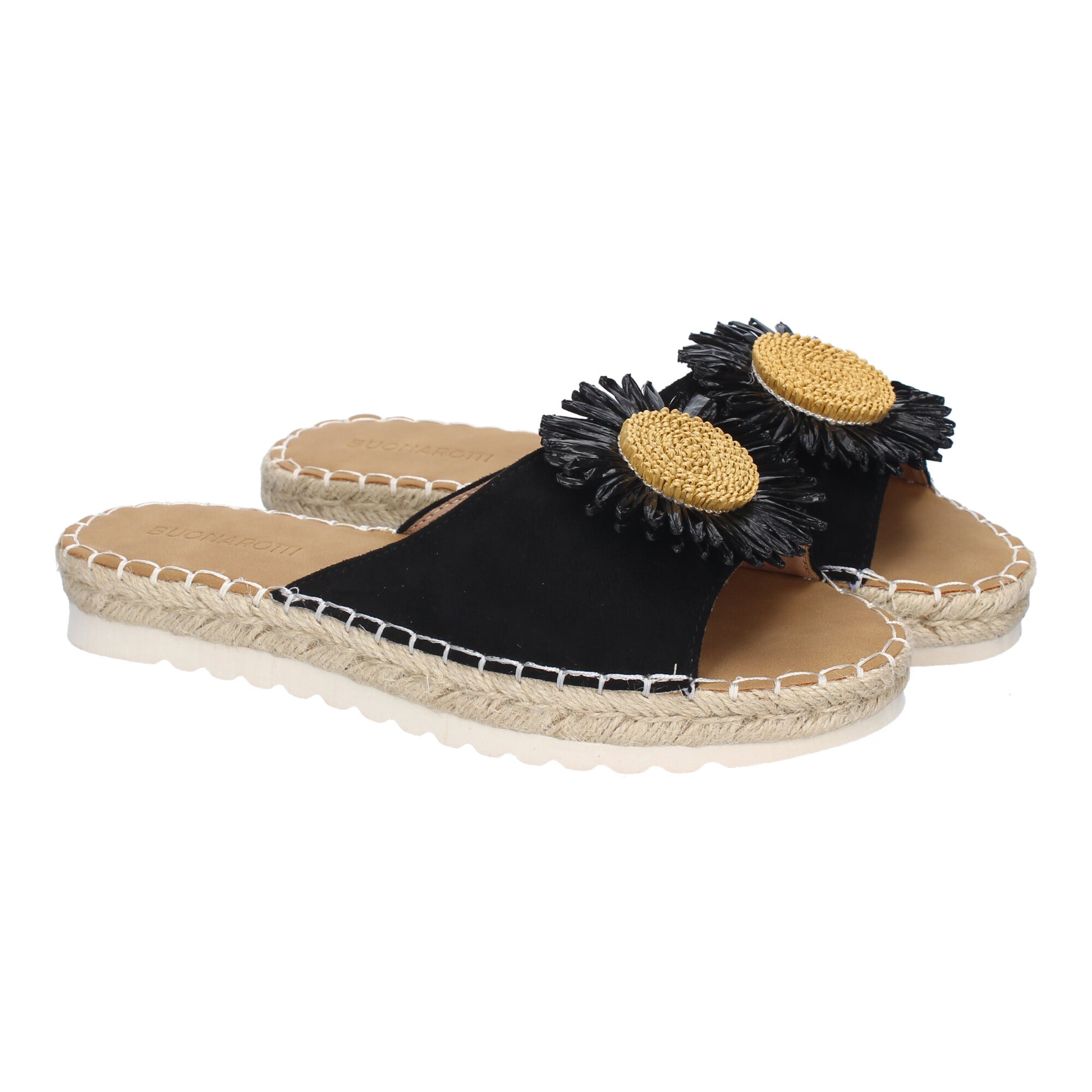 Sandalia plana para mujer en color negro, estilo veraniego, ligera y con adorno floral.