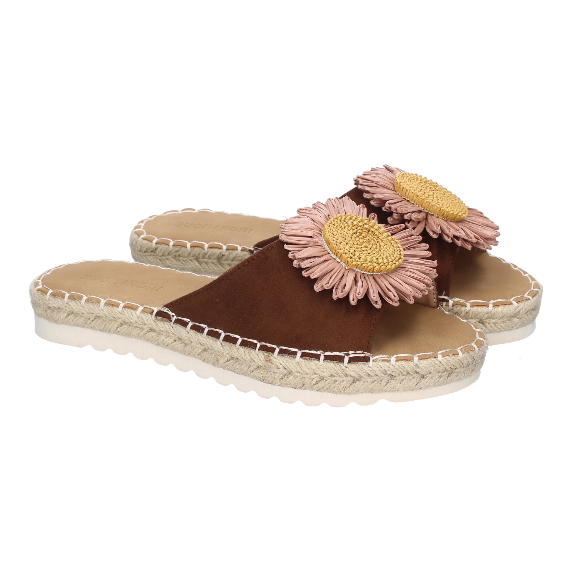 Sandalia plana para mujer en color rosa, estilo veraniego, ligera y con adorno floral.
