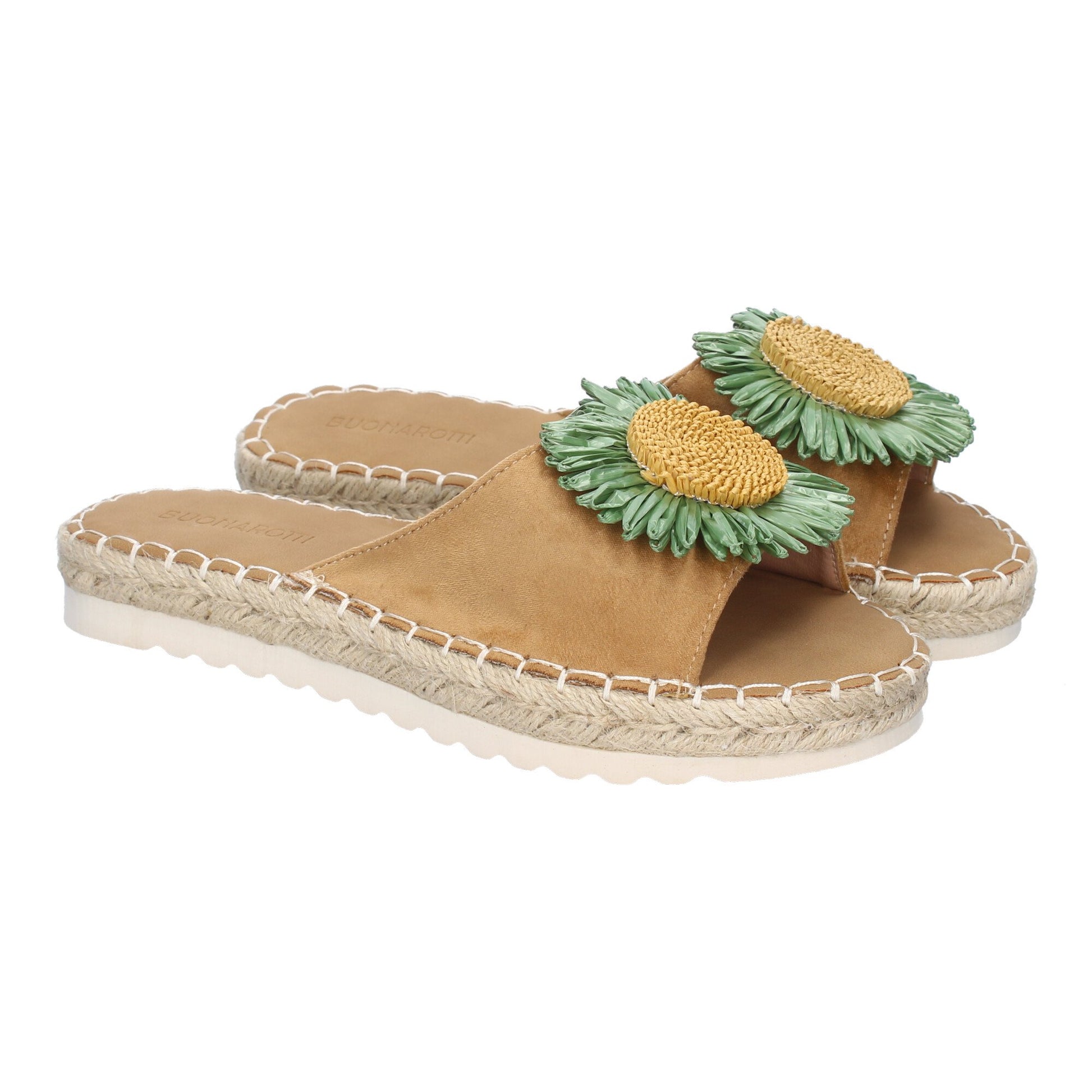 Sandalia plana para mujer en color verde, estilo veraniego, ligera y con adorno floral.