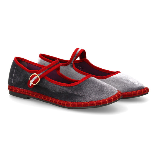 Bailarina para mujer en color burdeos, con cierre de hebilla, estampado liso y suela flexible y ligera.