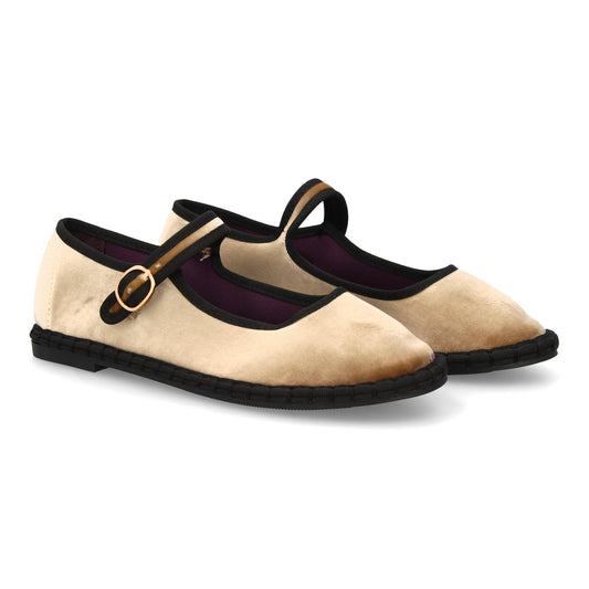 Bailarina para mujer en color kaki, con cierre de hebilla, estampado liso y suela flexible y ligera.