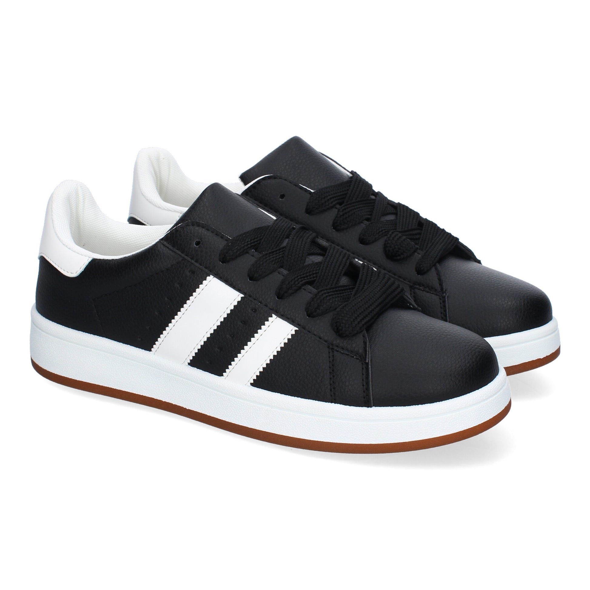 Zapatillas casual para hombre en color negro, estilo moderno, cómodas, con punta redonda y cierre de cordoneras.