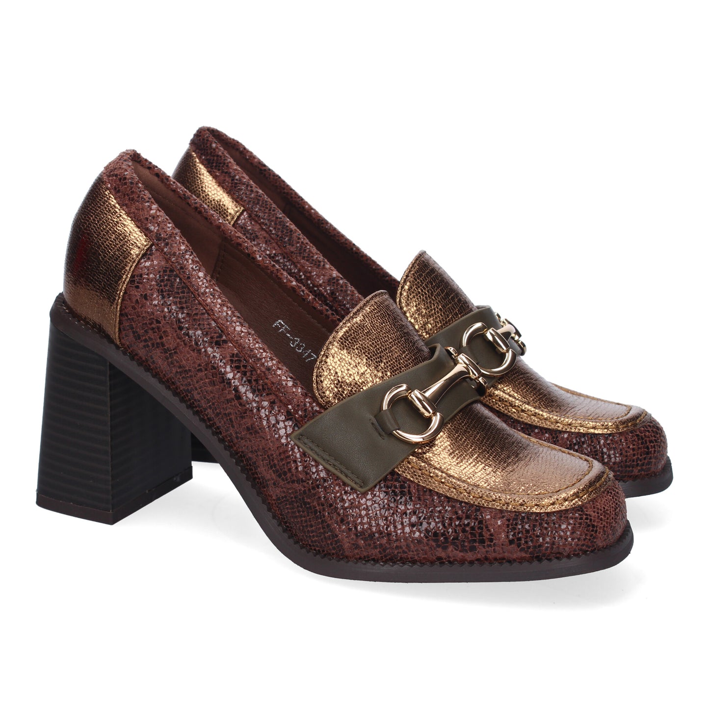 Mocasín de tacón para mujer en color café, cómodo, elegante, con diseño moderno y detalle metálico en el empeine.