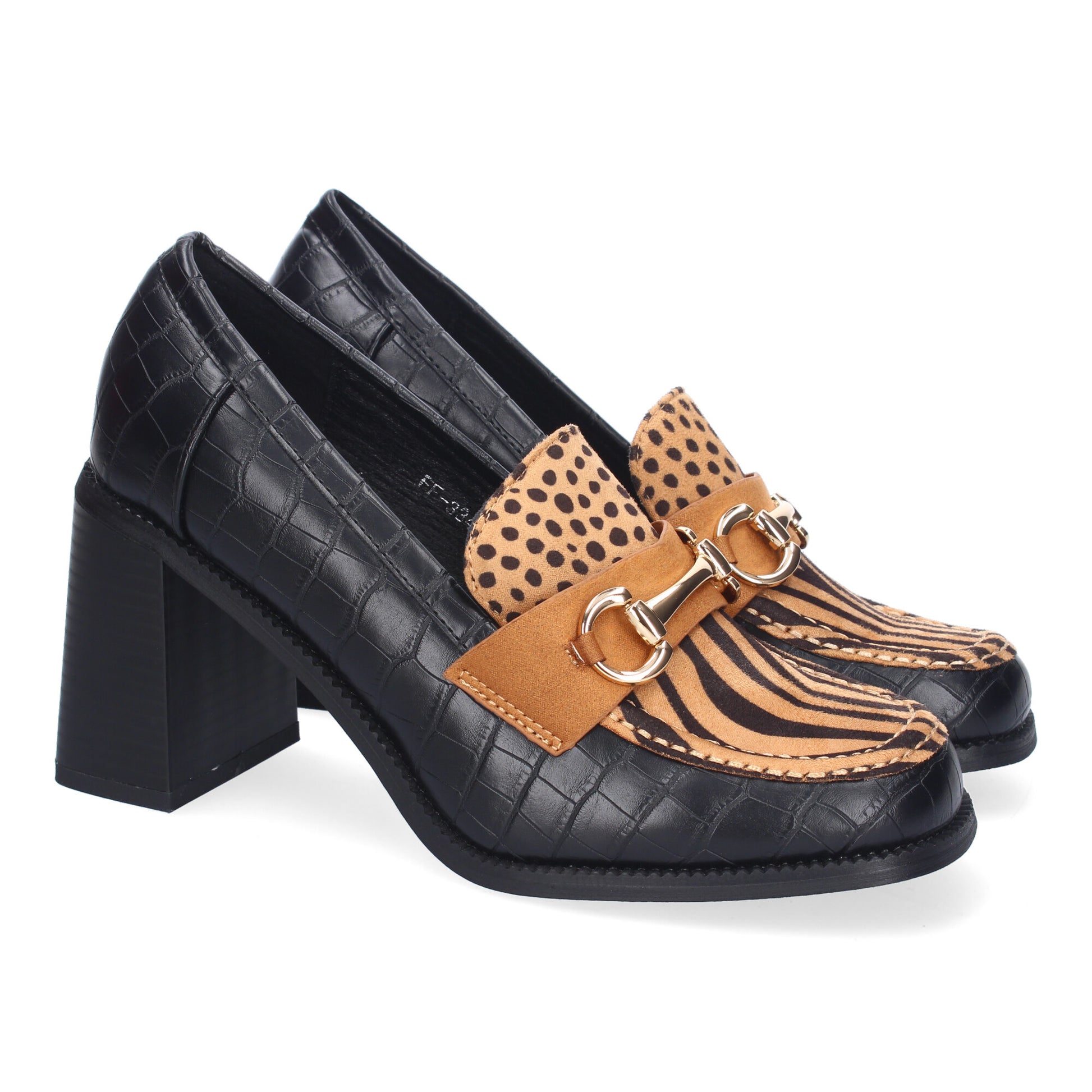 Mocasín de tacón para mujer en color camel, cómodo, elegante, con diseño moderno y detalle metálico en el empeine.