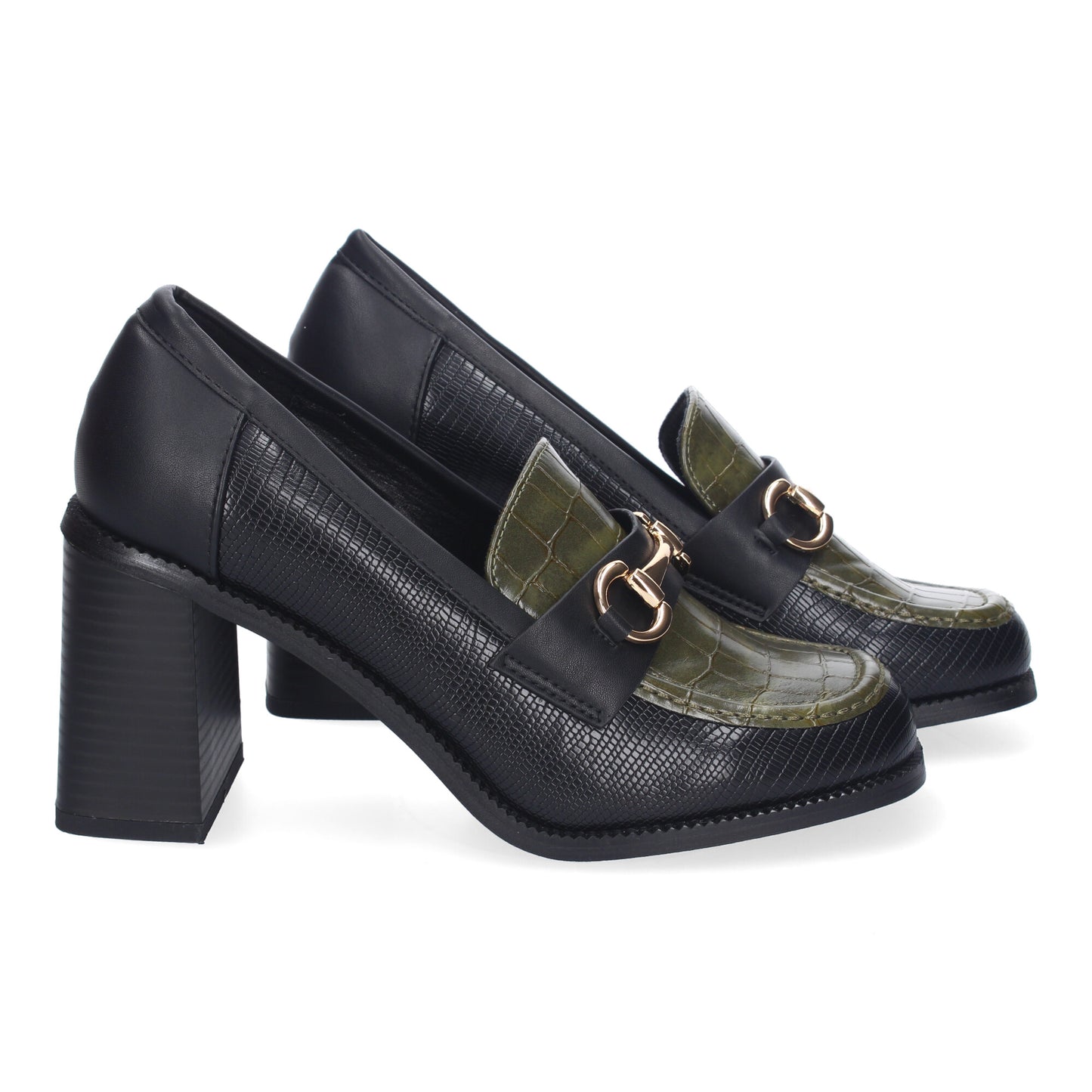 Mocasín de Tacón Verde con Detalle Metálico