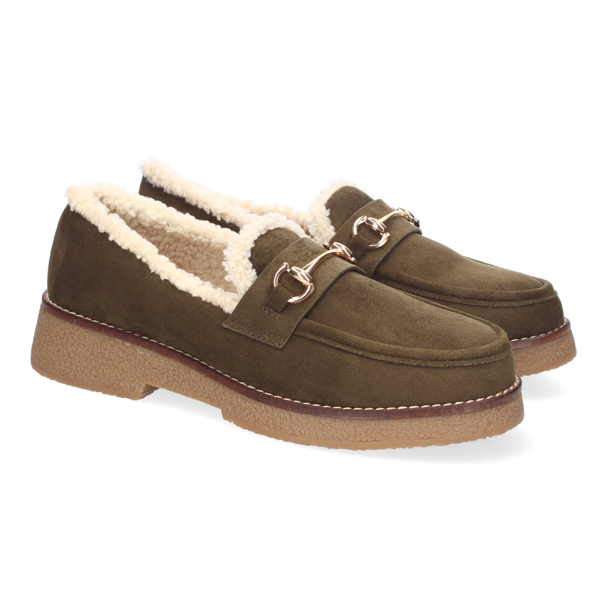 Mocasines para mujer en color verde, cómodos, elegantes, con forro de borreguillo y adorno metálico en el empeine.
