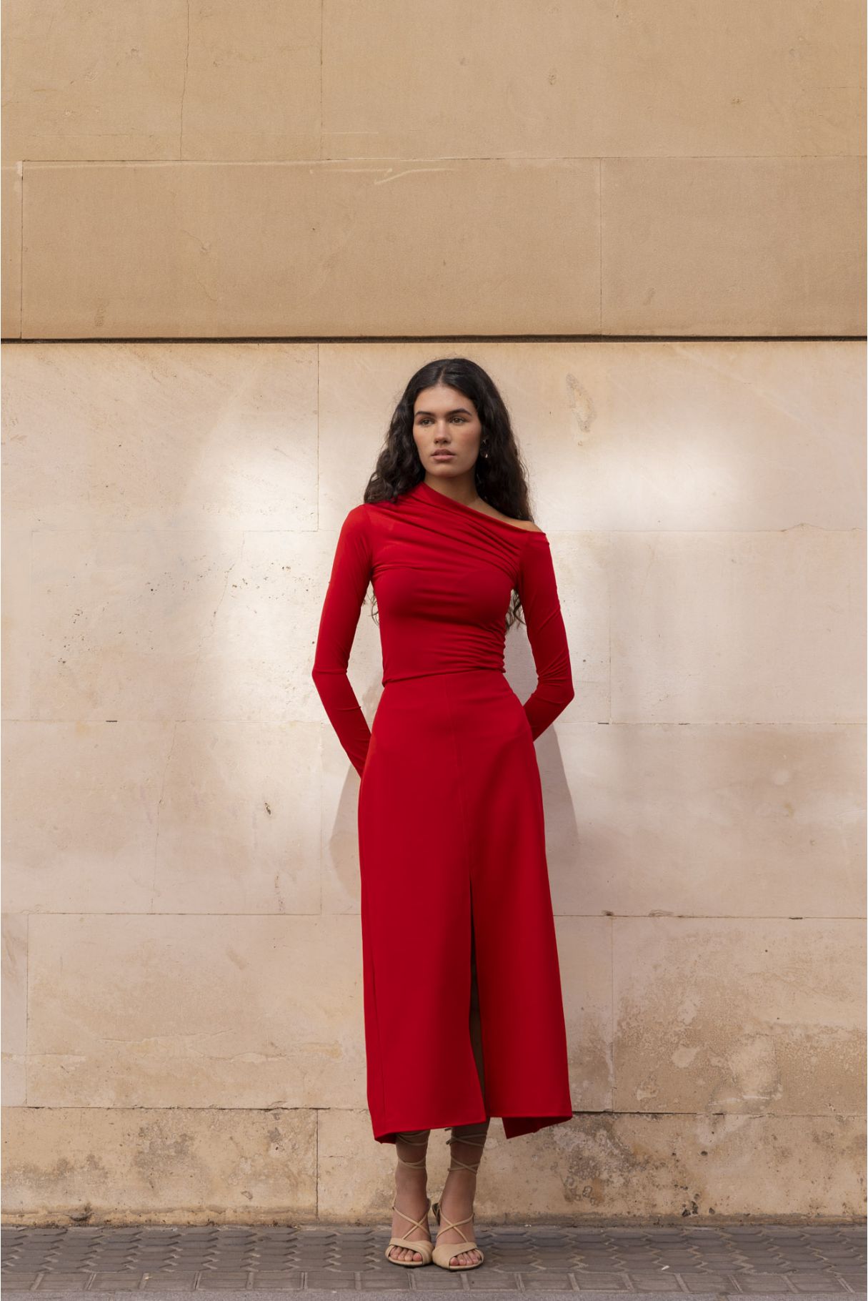Falda midi elástica de diseño cruzado con movimiento fluido en color rojo