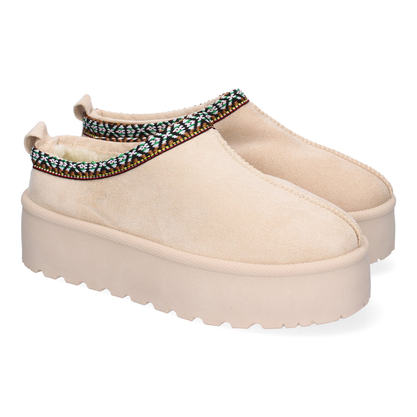 Zapatillas de plataforma de mujer en color beige, bordadas y forradas de pelo cálido.