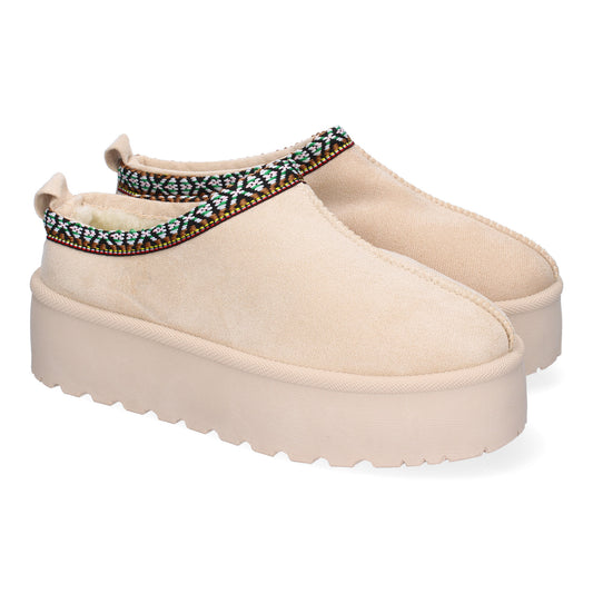 Zapatillas de plataforma de mujer en color beige, bordadas y forradas de pelo cálido.