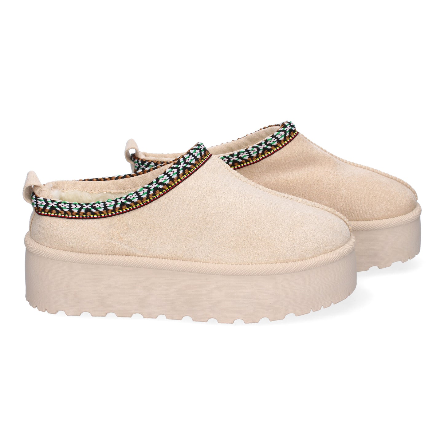Zapatillas de plataforma de mujer en color beige, bordadas y forradas de pelo cálido.