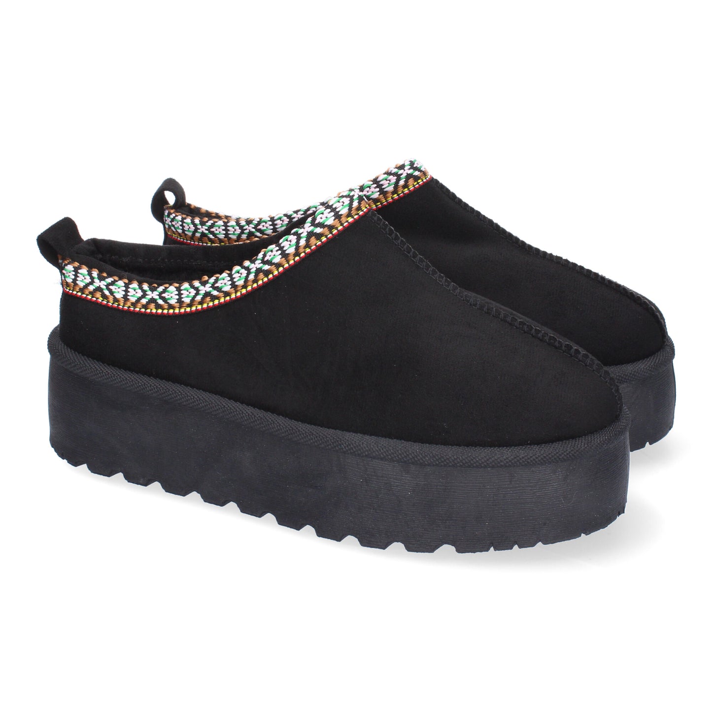 Zapatillas de plataforma de mujer en color negro, bordadas y forradas de pelo cálido.