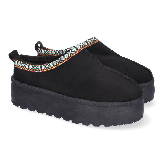 Zapatillas de plataforma de mujer en color negro, bordadas y forradas de pelo cálido.