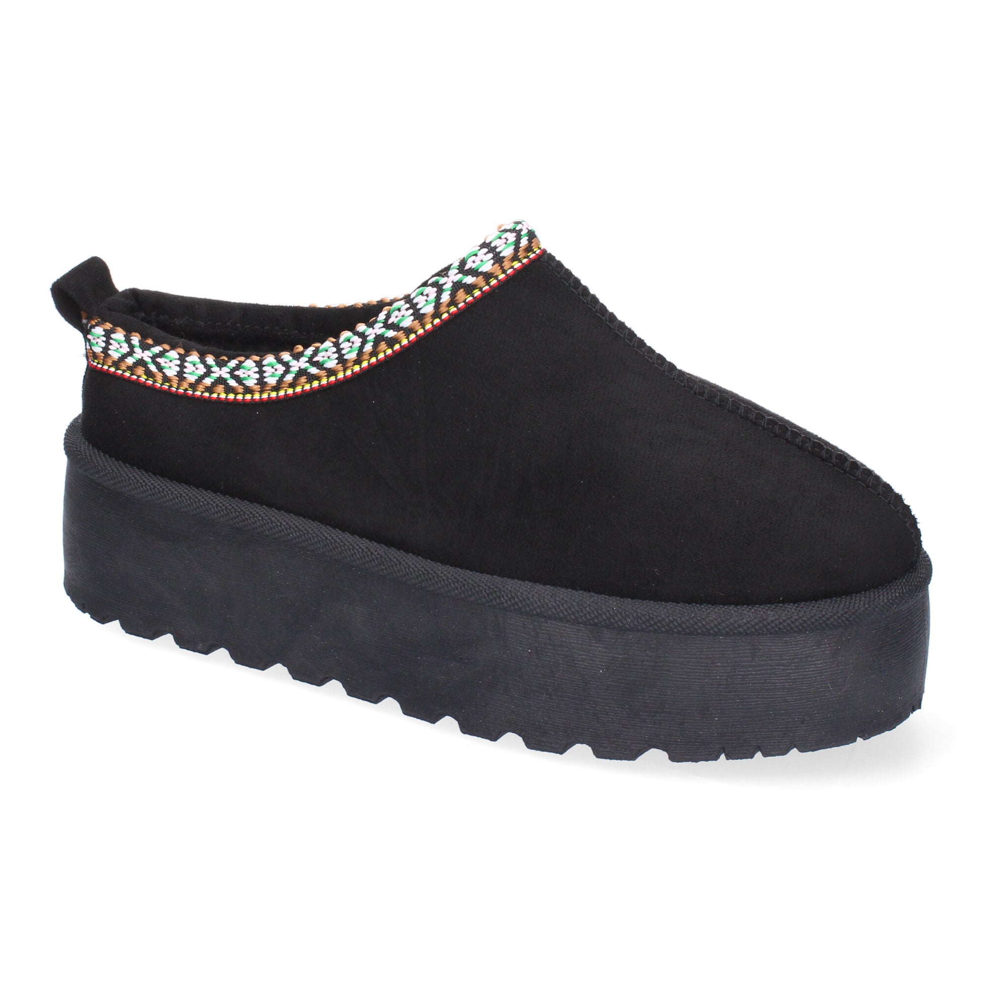 Zapatillas de plataforma de mujer en color negro, bordadas y forradas de pelo cálido.