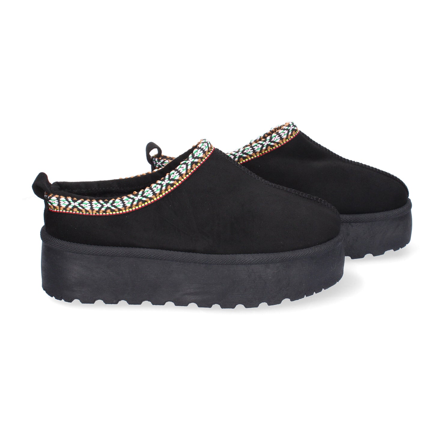 Zapatillas de plataforma de mujer en color negro, bordadas y forradas de pelo cálido.