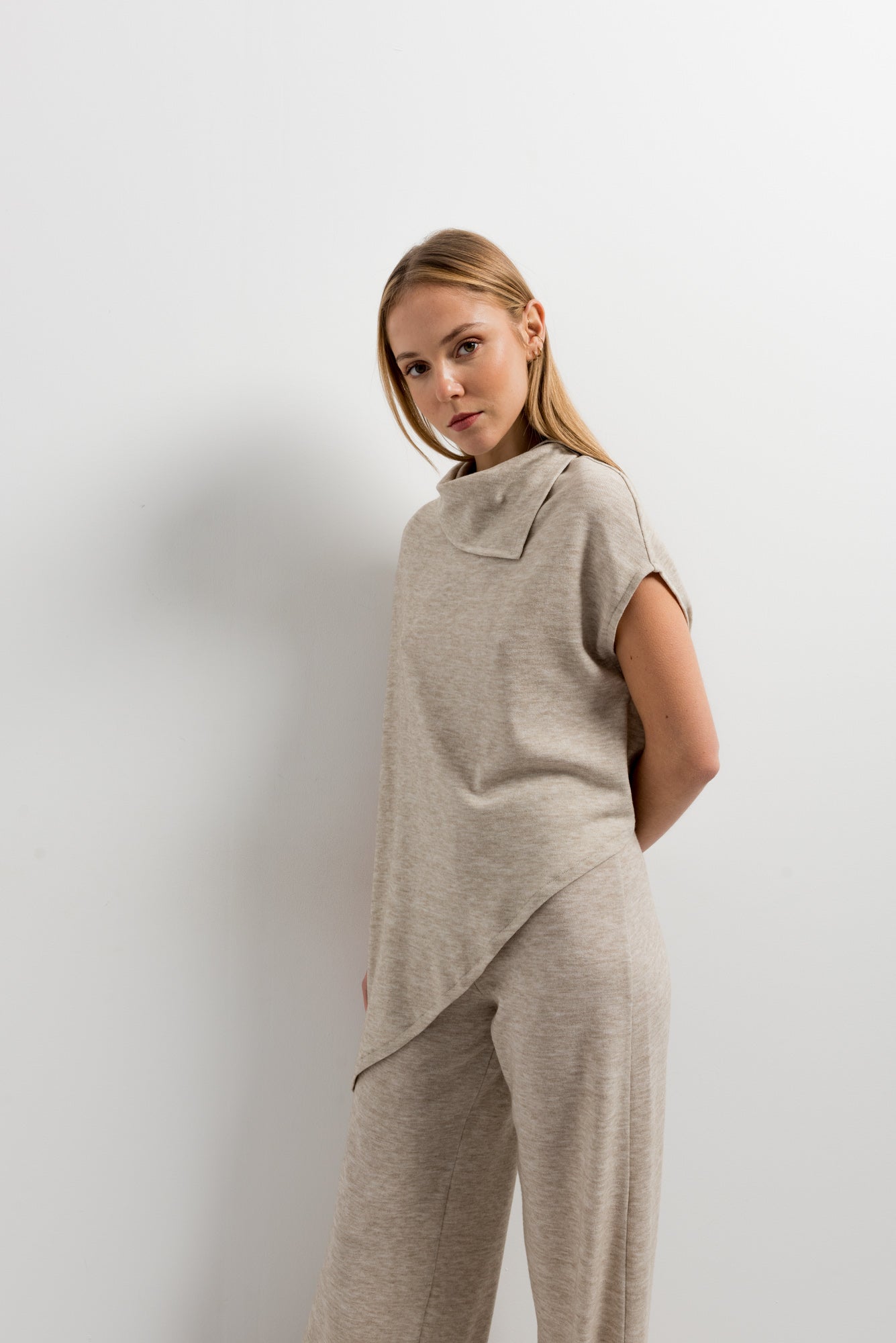 Jersey con cuello vuelto de manga cortaefecto capa