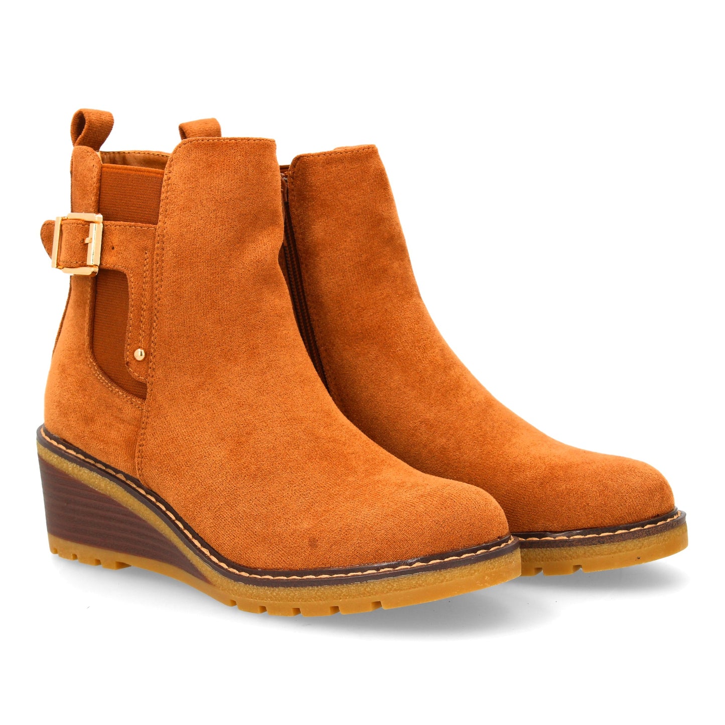 Bota de caña media color camel de mujer, con cuña cómoda, diseño sobrio y cierre de cremallera.