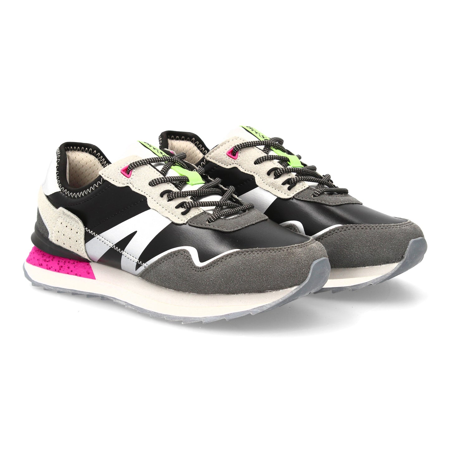 Zapatilla deportiva urbana negra con mezcla de texturas, suela con efecto salpicado y malla transpirable.