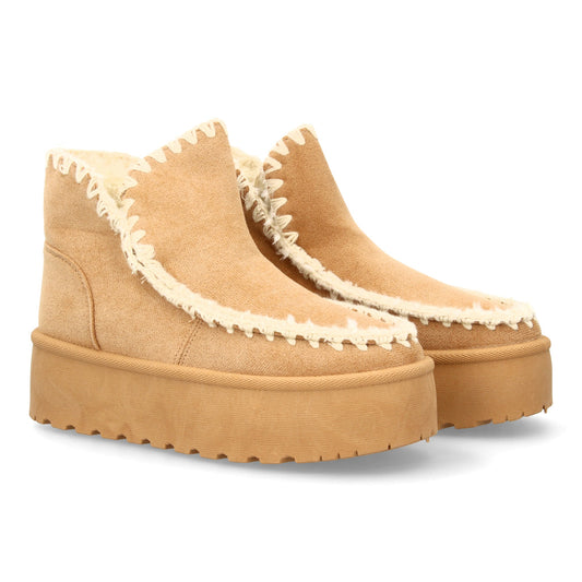 Botín de mujer tipo australiano LT33-46 en color beige, con plataforma, forro de borreguillo, costuras decorativas.