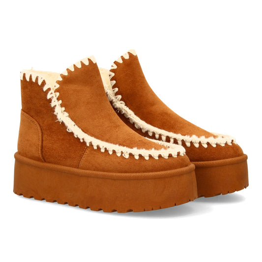 Botín de mujer tipo australiano LT33-46 en color camel, con plataforma, forro de borreguillo, costuras decorativas.