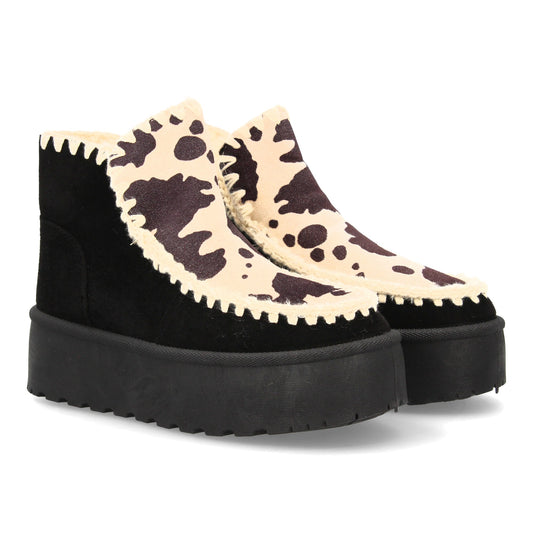 Botín de mujer tipo australiano LT33-46 en color gris, con plataforma, forro de borreguillo, costuras decorativas.