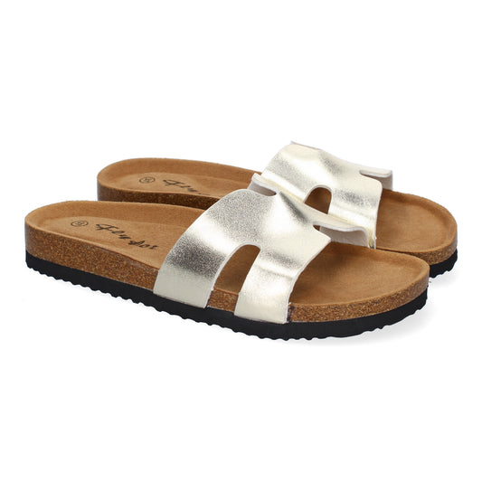 Sandalias planas Bio para mujer color oro con detalles en la pala y planta anatómica. Calzado cómodo y elegante de verano.