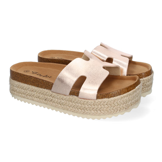 Sandalias planas Bio para mujer color champán con detalle en la pala y planta anatómica. Calzado cómodo de verano.