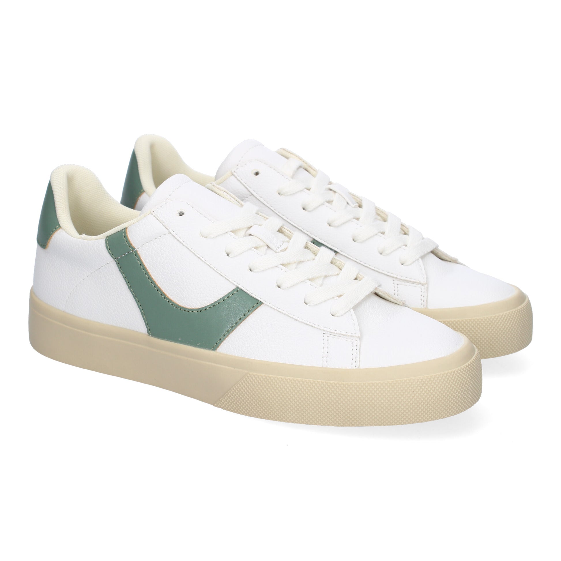 Zapatilla deportiva casual verde de mujer, cómoda, moderna, con detalles laterales y cierre de cordones.