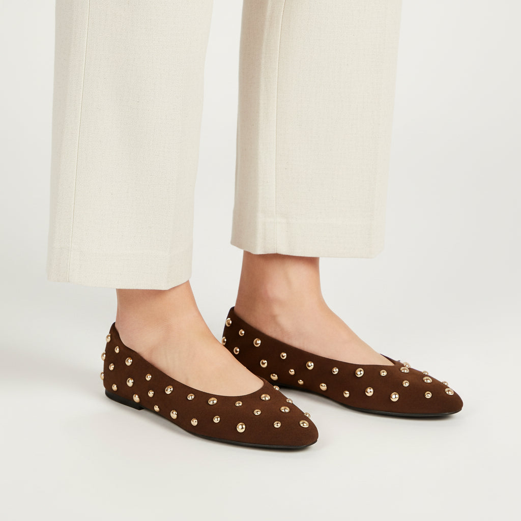 Botín plano de mujer en color café/marrón oscuro con hebilla decorativa o funcional.