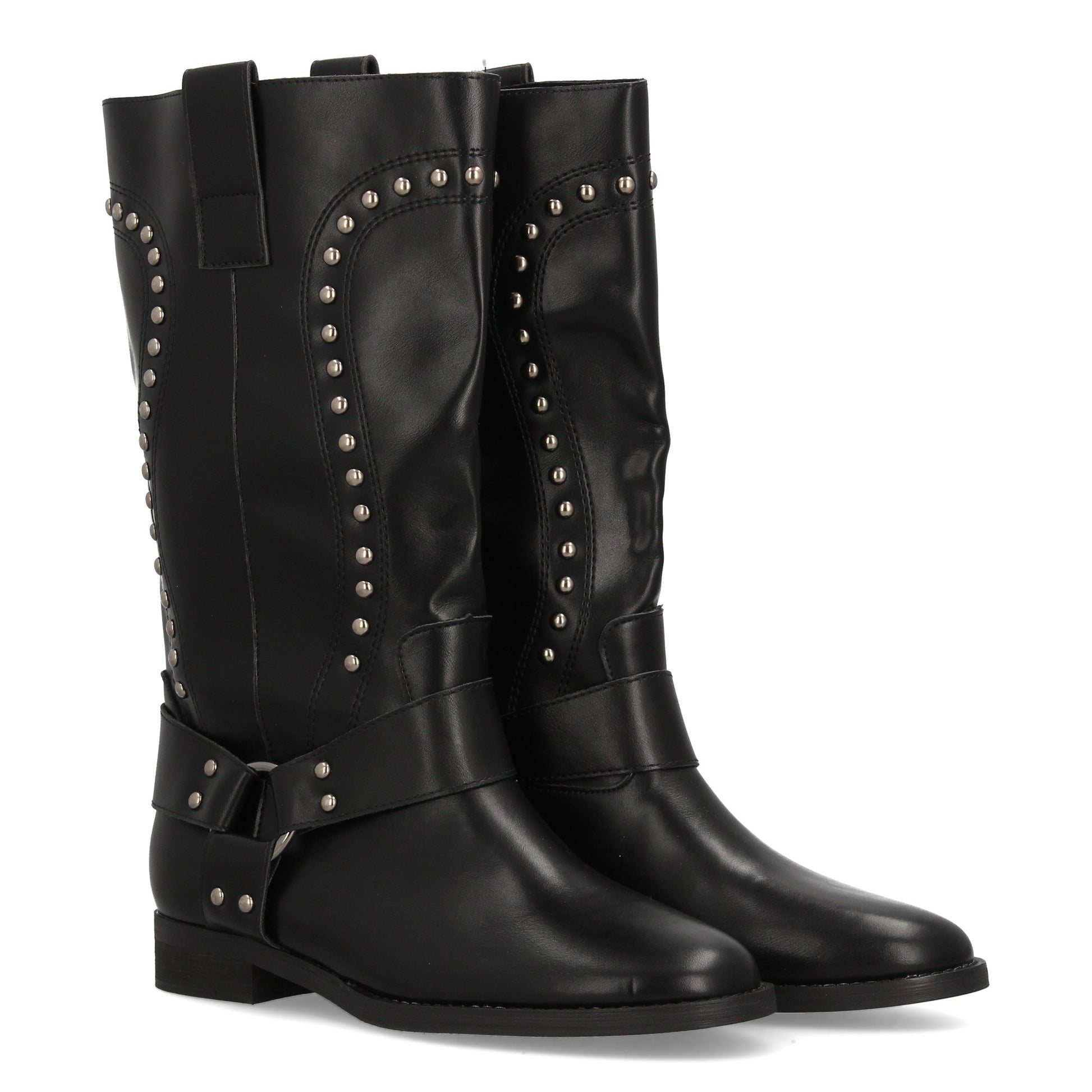 Bota alta cowboy negra con tachuelas en la caña, arnés decorativo con tiras y hebillas, estilo elegante.