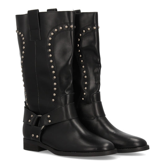 Bota alta cowboy negra con tachuelas en la caña, arnés decorativo con tiras y hebillas, estilo elegante.