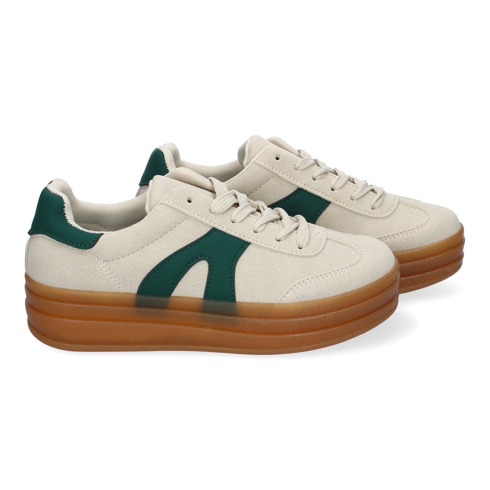 Zapatillas deportivas planas de mujer en color beige, cómodas para uso diario.