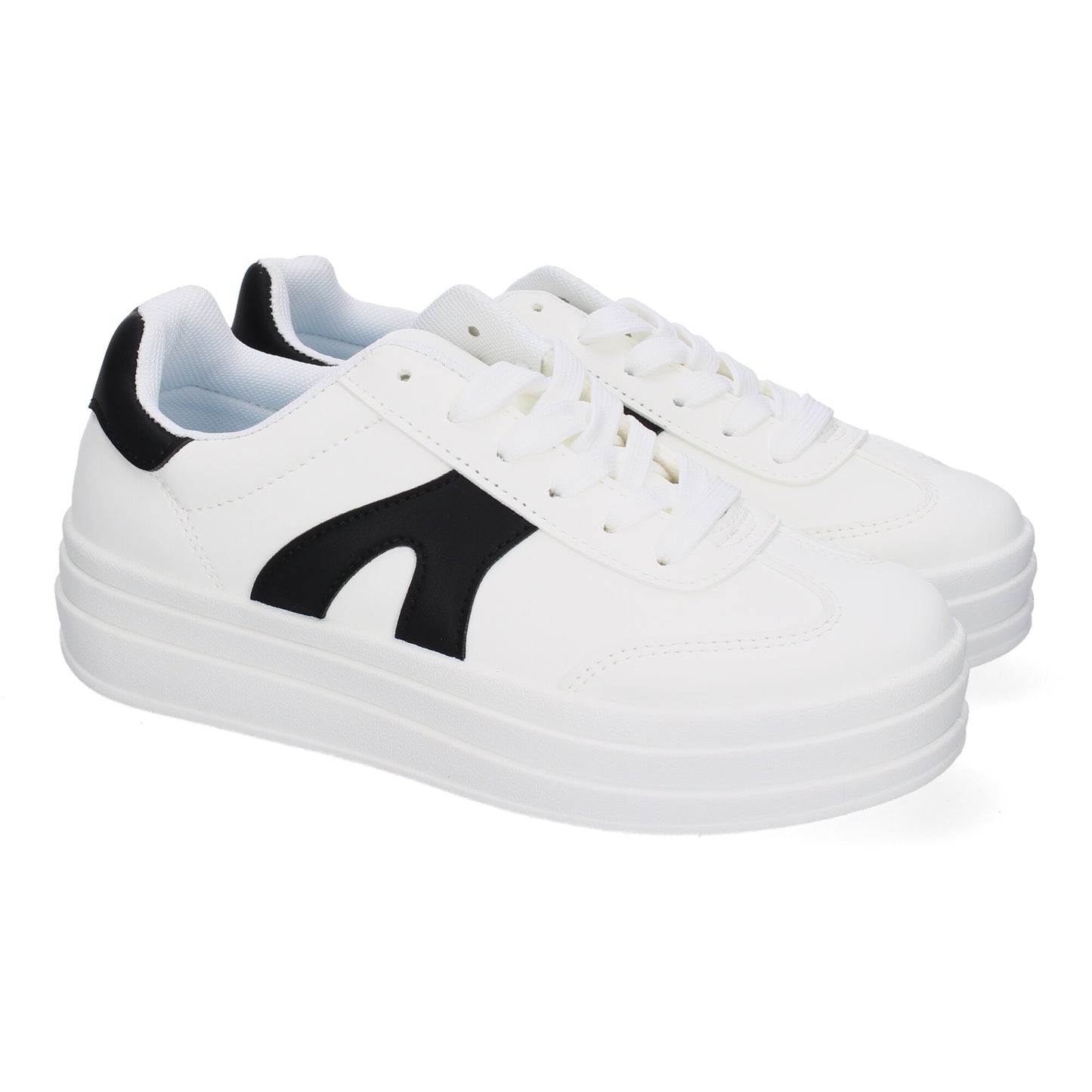 Zapatillas deportivas planas de mujer en color blanco, cómodas para uso diario.