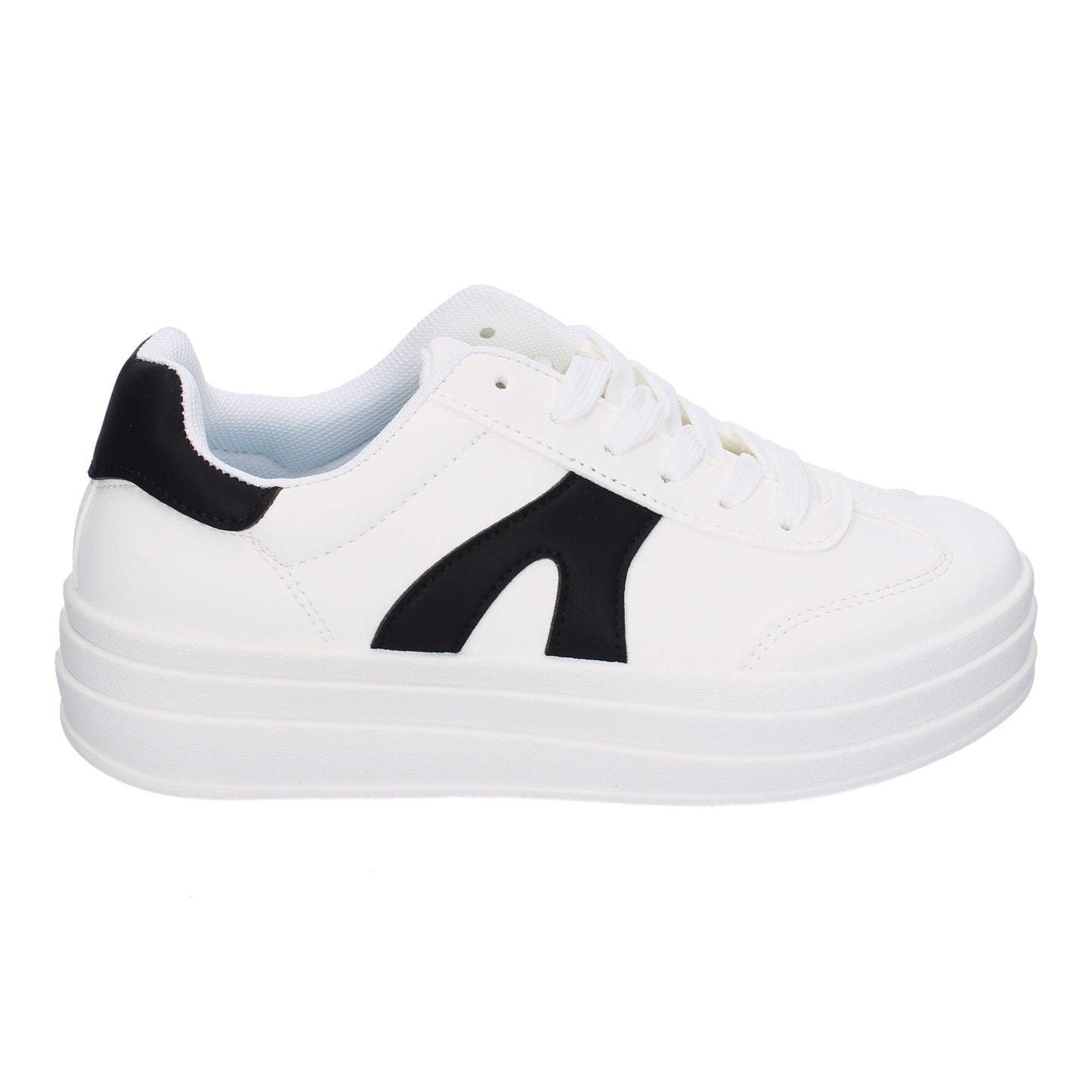 Zapatillas deportivas planas de mujer en color blanco, cómodas para uso diario.