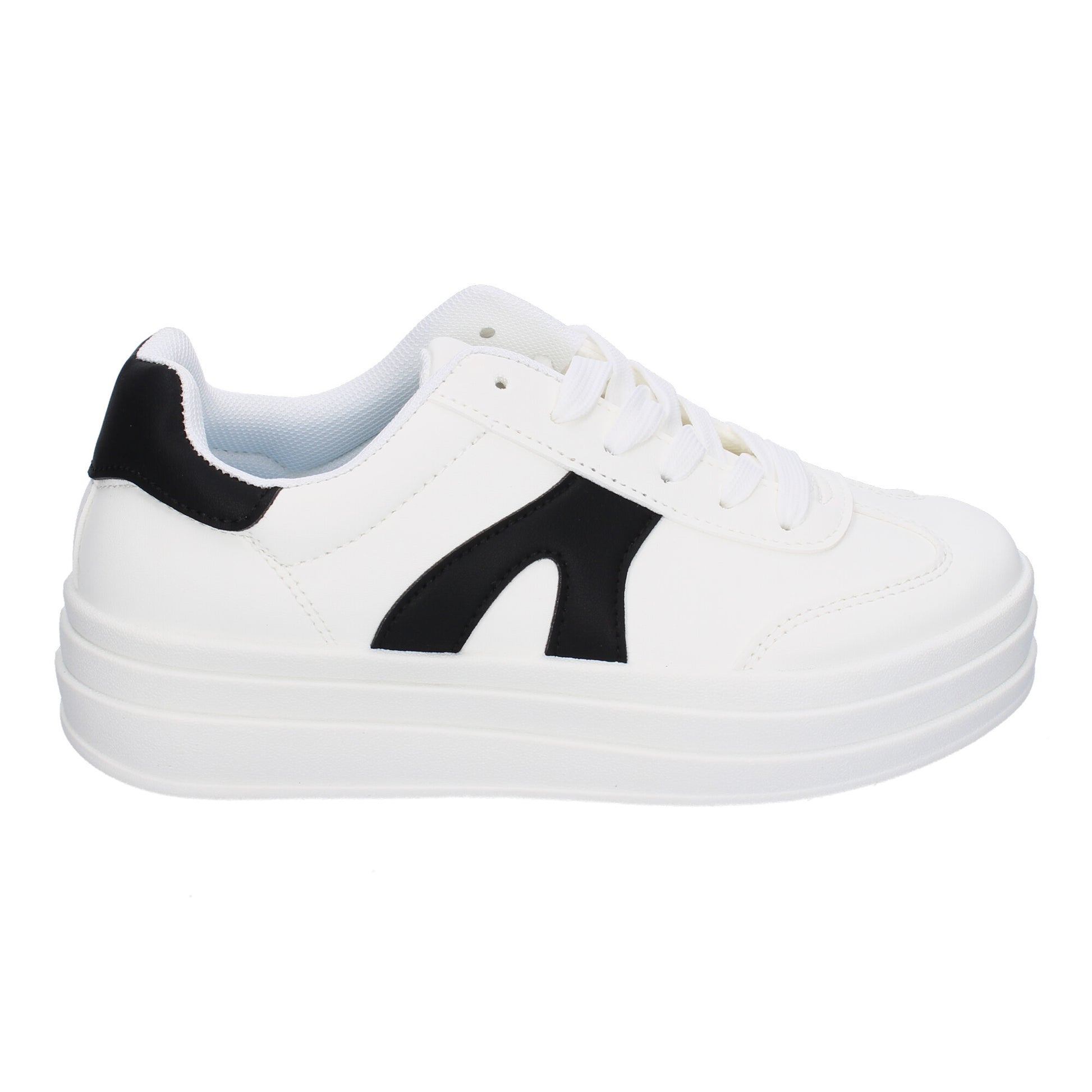 Zapatillas deportivas planas de mujer en color blanco, cómodas para uso diario.
