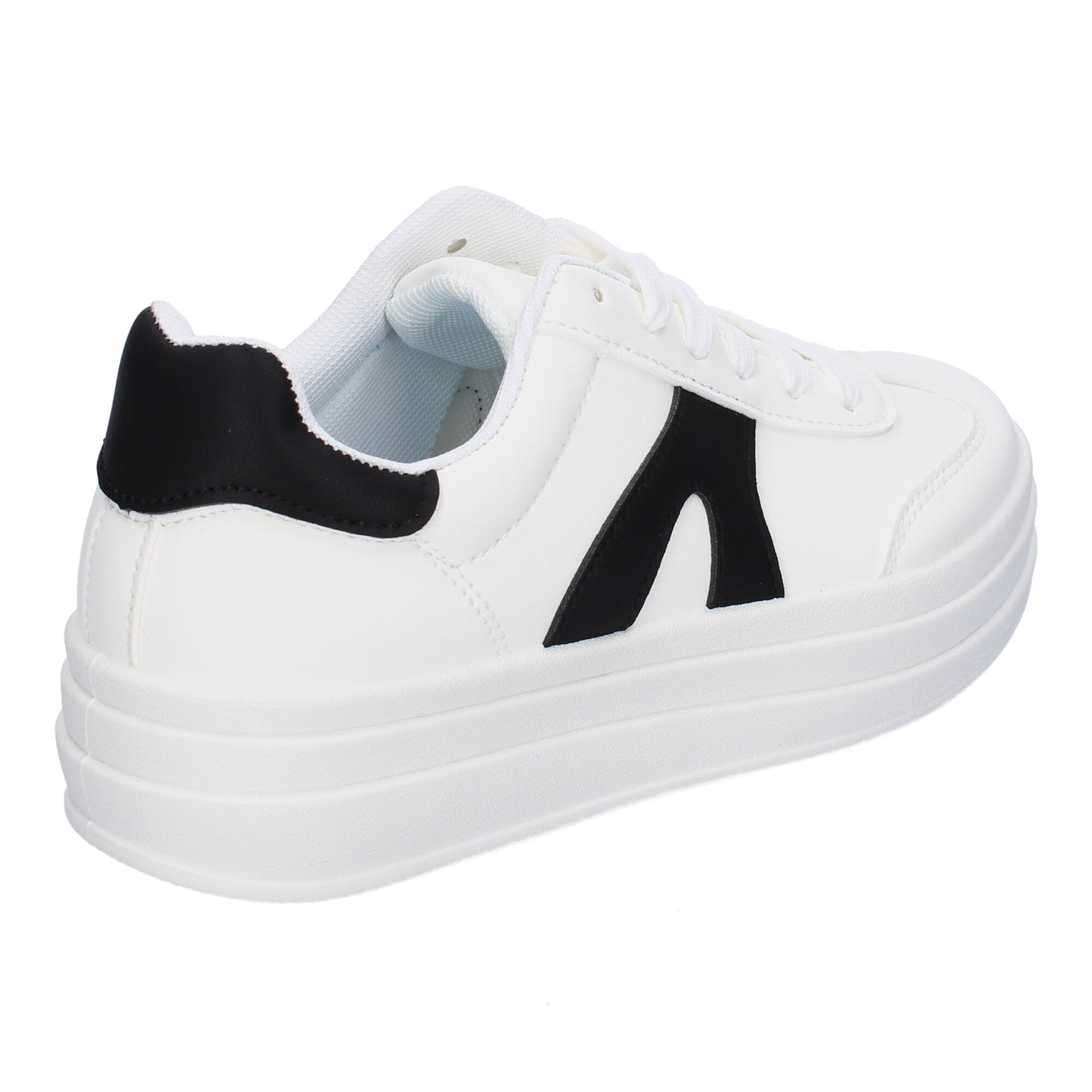 Zapatillas deportivas planas de mujer en color blanco, cómodas para uso diario.