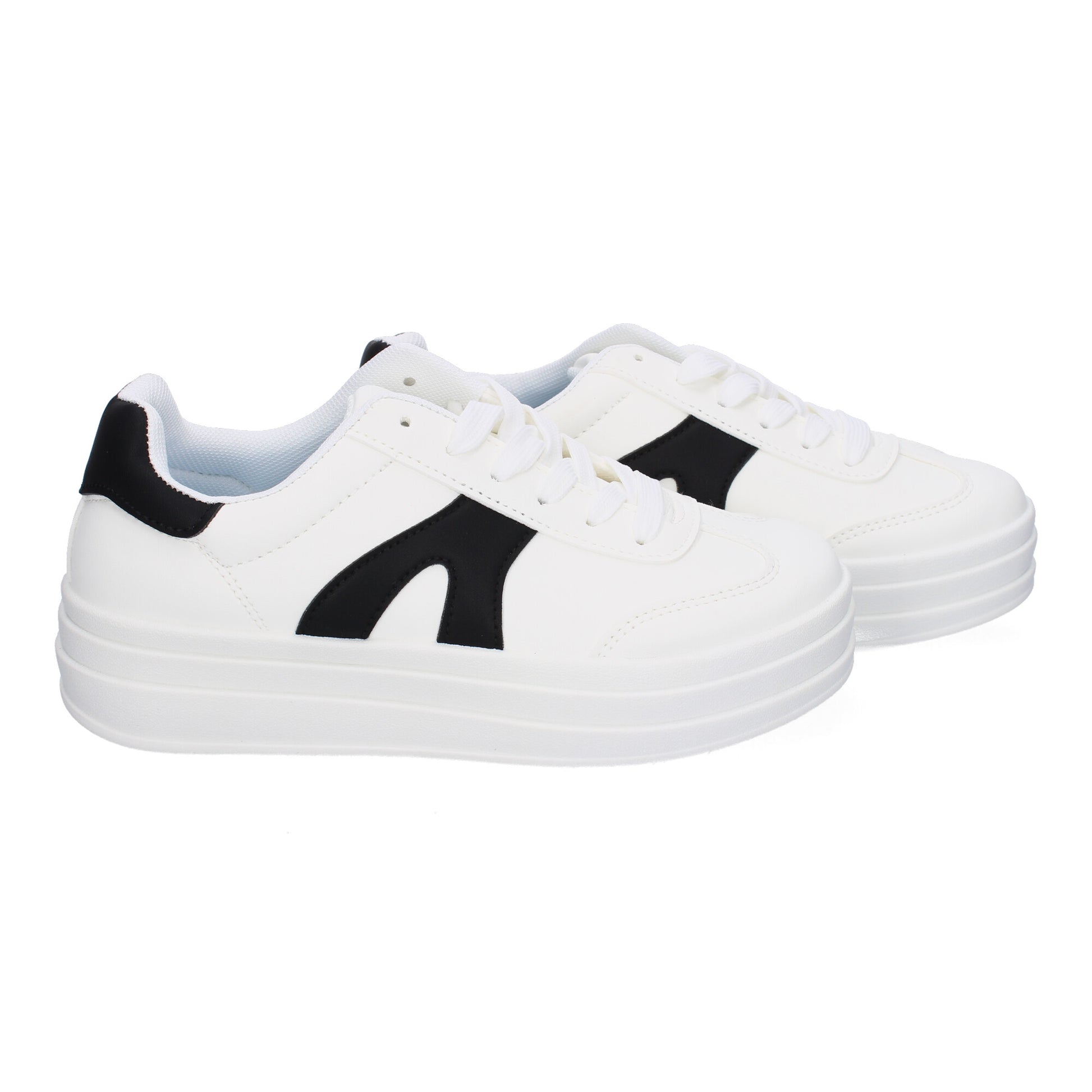 Zapatillas deportivas planas de mujer en color blanco, cómodas para uso diario.